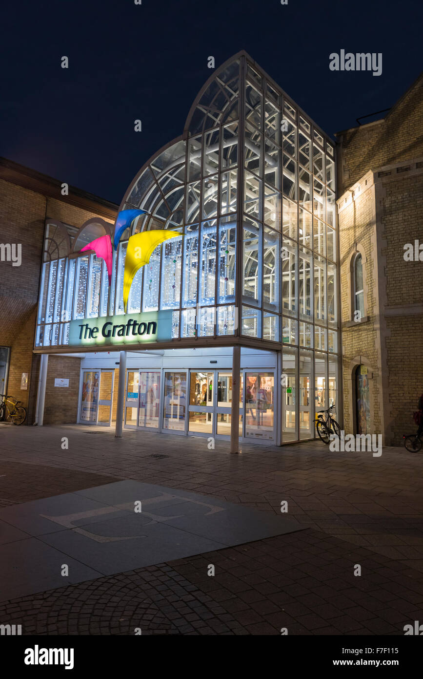 Il Grafton shopping center Fitzroy Street ingresso illuminata di notte della città di Cambridge Cambridgeshire England Foto Stock