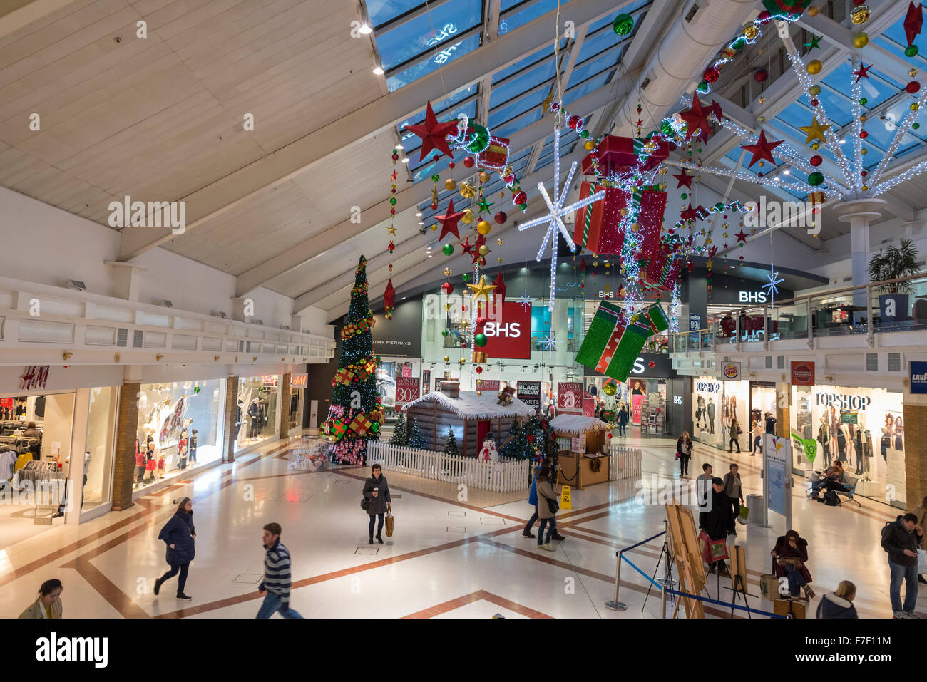 Sala principale "Grafton Center' decorazioni natalizie 'Santa Groto dell' della città di Cambridge Cambridgeshire England Foto Stock