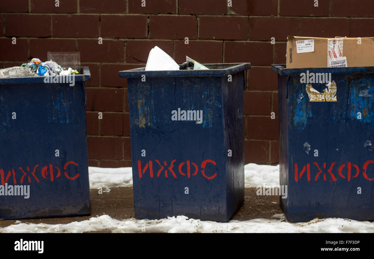 Righe di blu metallo bidoni della spazzatura utilizzato per rifiuti domestici a Ufa, Russia Foto Stock