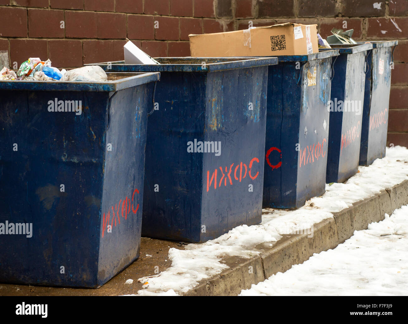 Righe di blu metallo bidoni della spazzatura utilizzato per rifiuti domestici a Ufa, Russia Foto Stock