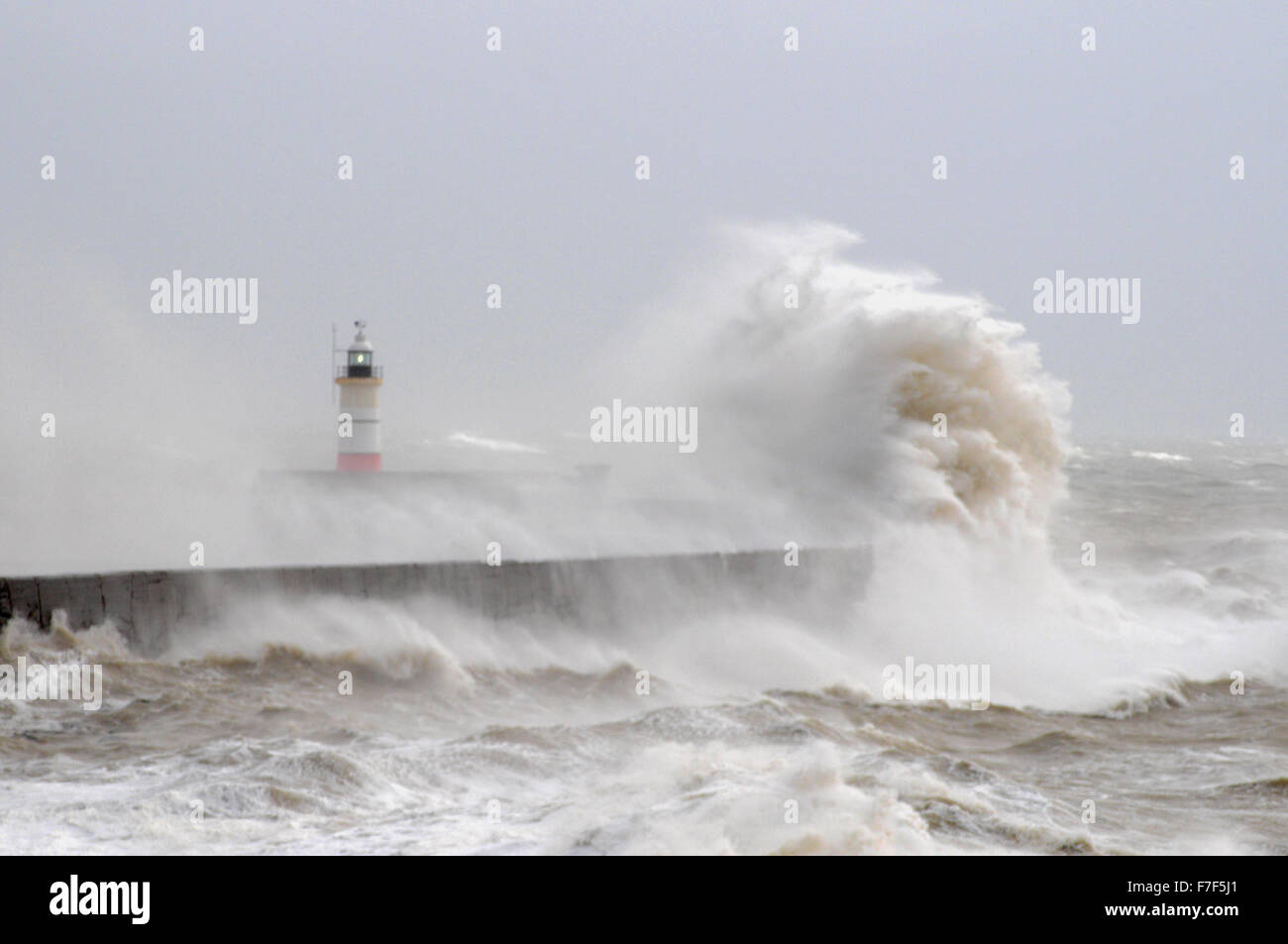 Newhaven, East Sussex, Regno Unito. 30th novembre 2015. Vento crescente a forza gale sulla costa meridionale Foto Stock