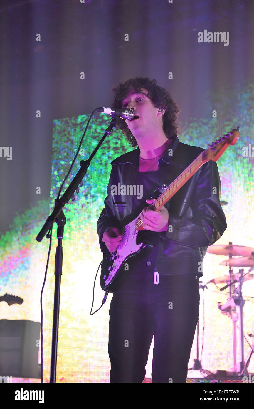 Matteo Healy e il 1975 giocare per un full house al Oasis Concerto in Swindon. Foto Stock