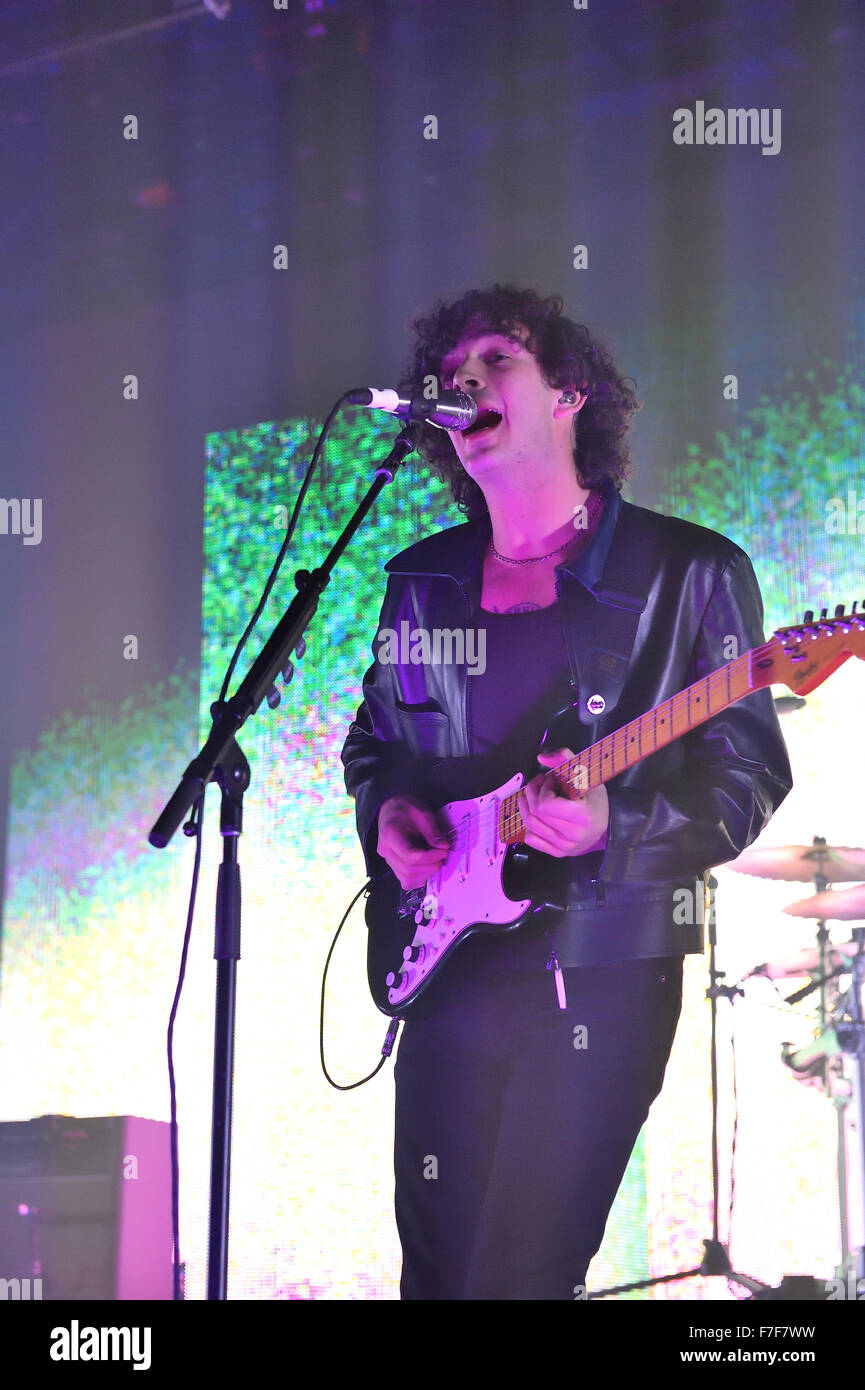 Matteo Healy e il 1975 giocare per un full house al Oasis Concerto in Swindon. Foto Stock