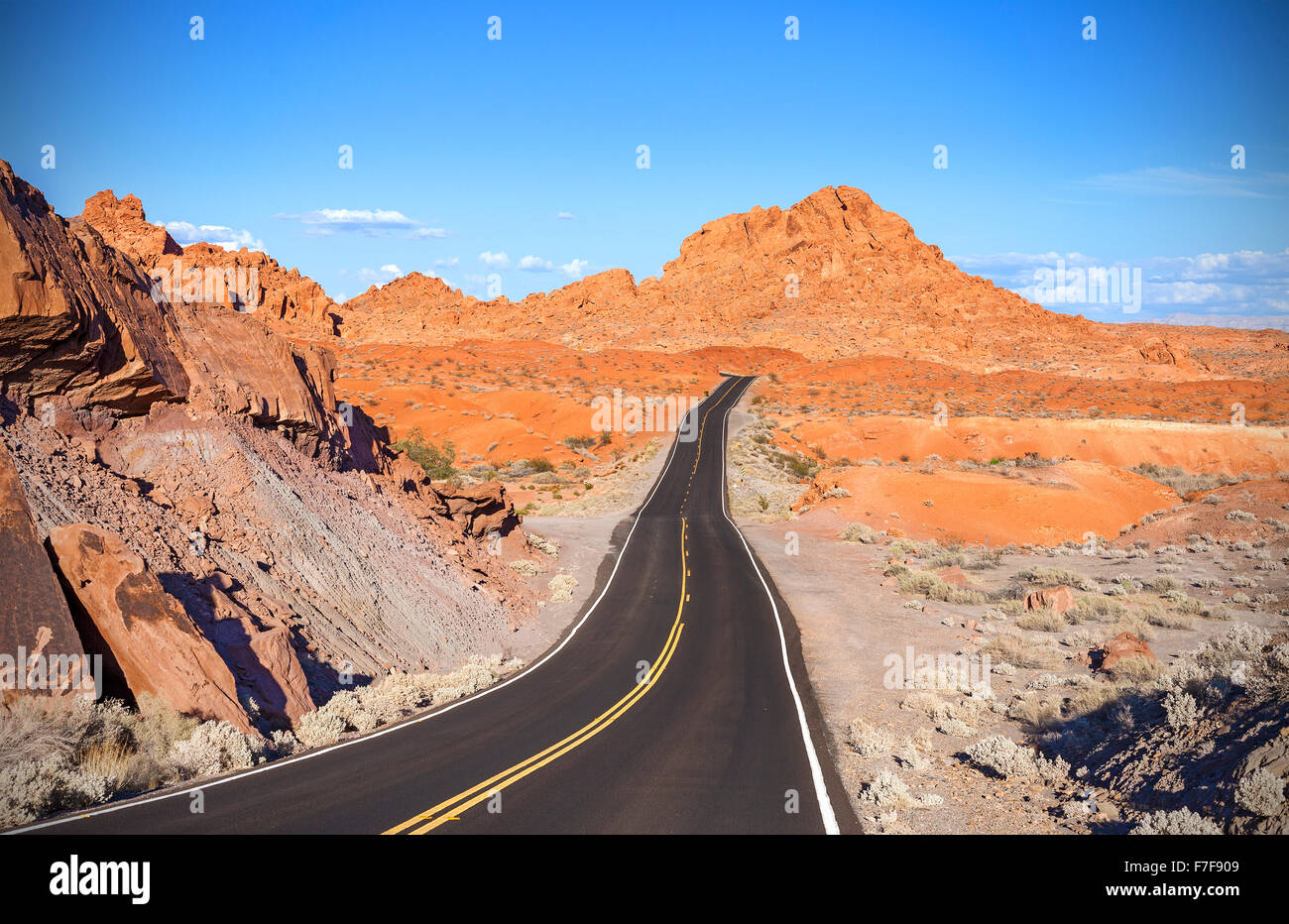 Deserto di avvolgimento autostrada, travel adventure concept, la Valle del Fuoco del parco statale, Nevada, Stati Uniti d'America. Foto Stock