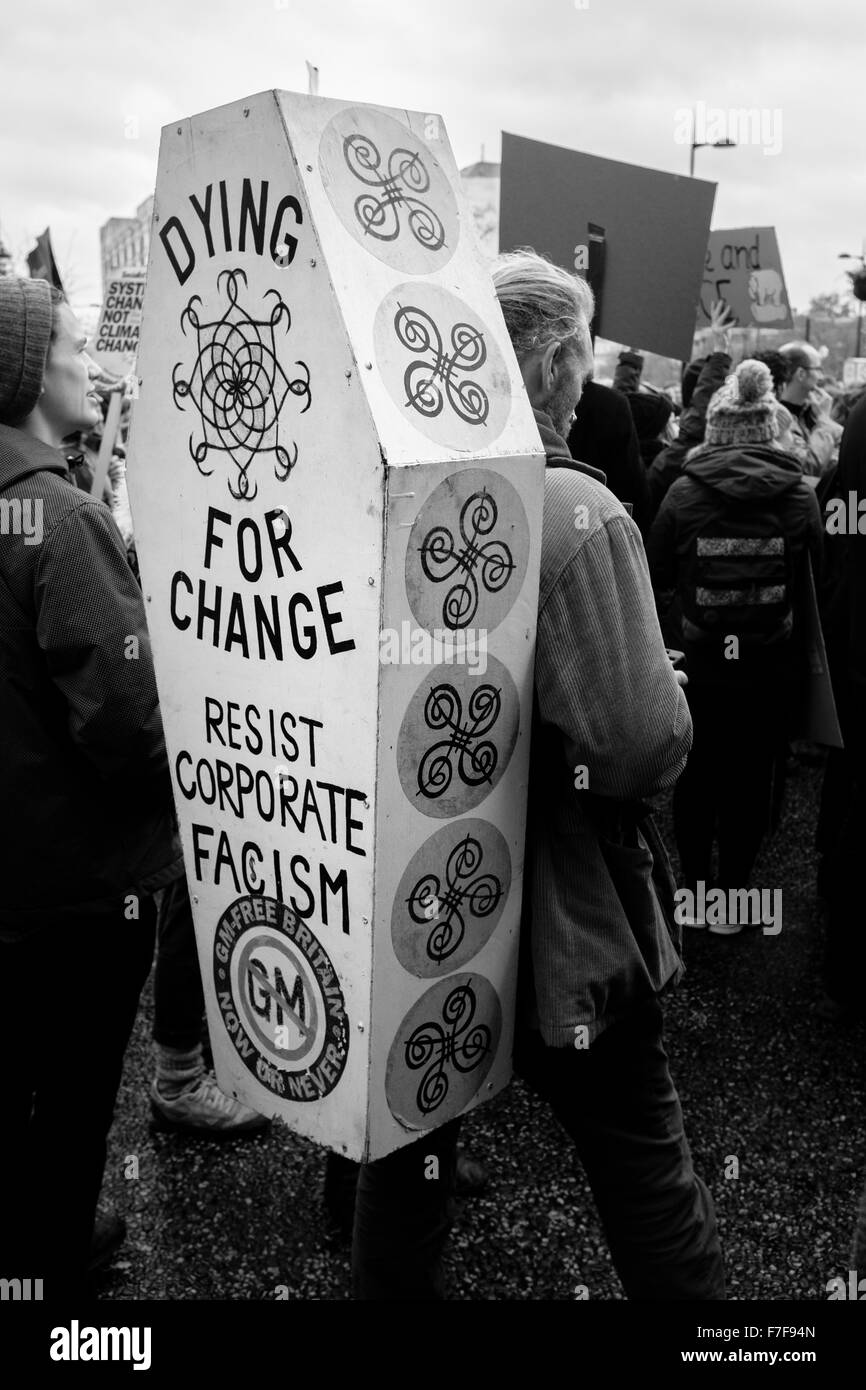 Il dimostratore replica porta bara durante il popolo del clima marzo nella zona centrale di Londra, Regno Unito. Il 29 novembre 2015. Foto Stock