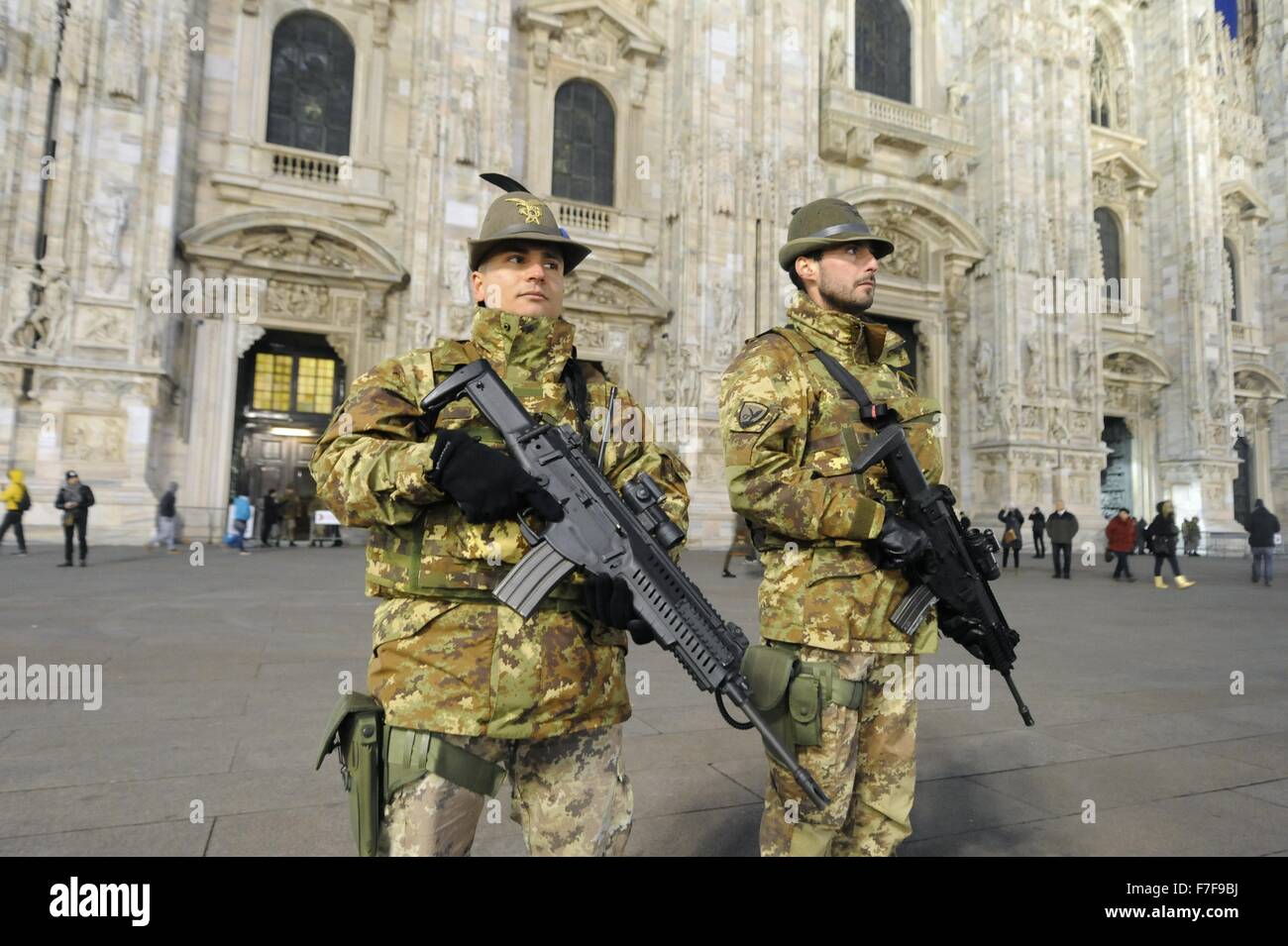 Milano (Italia) Novembre 2015 - il terrorismo internazionale di emergenza, l'esercito in servizio di protezione nella parte anteriore del Duomo Foto Stock