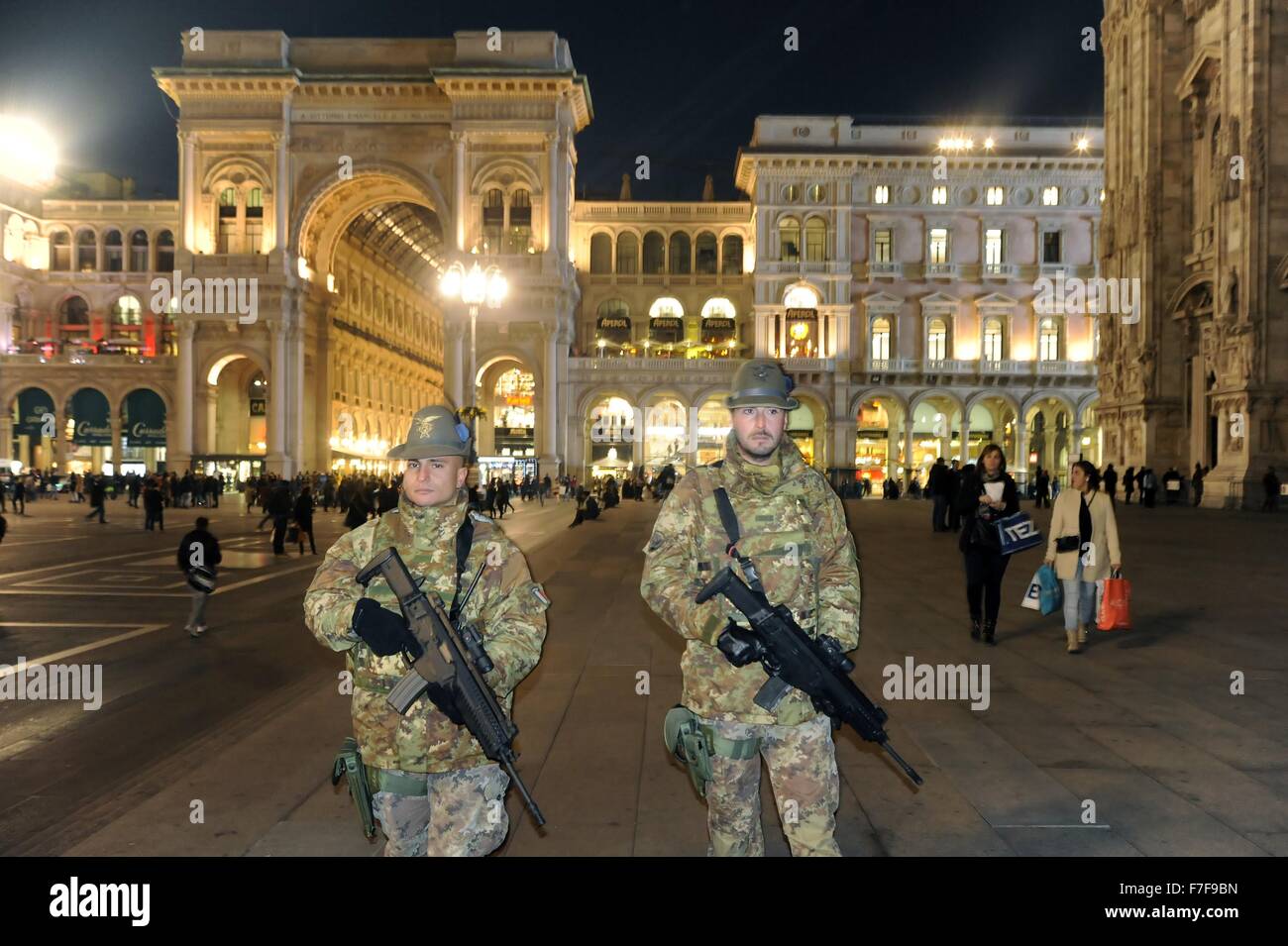 Milano (Italia) Novembre 2015 - il terrorismo internazionale di emergenza, l'esercito in servizio di protezione nella parte anteriore del Duomo Foto Stock