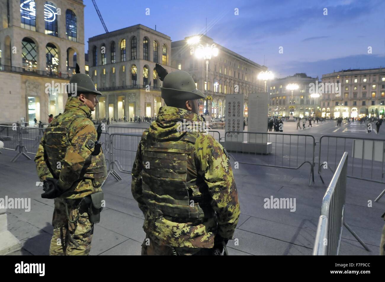 Milano (Italia) Novembre 2015 - il terrorismo internazionale di emergenza, l'esercito in servizio di protezione nella parte anteriore del Duomo Foto Stock