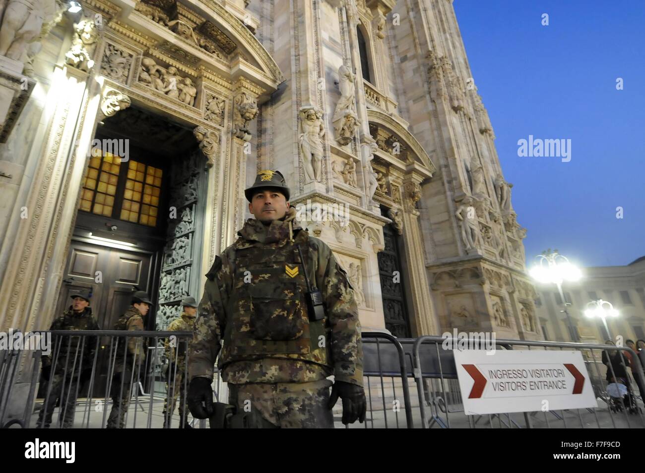 Milano (Italia) Novembre 2015 - il terrorismo internazionale di emergenza, l'esercito in servizio di protezione nella parte anteriore del Duomo Foto Stock