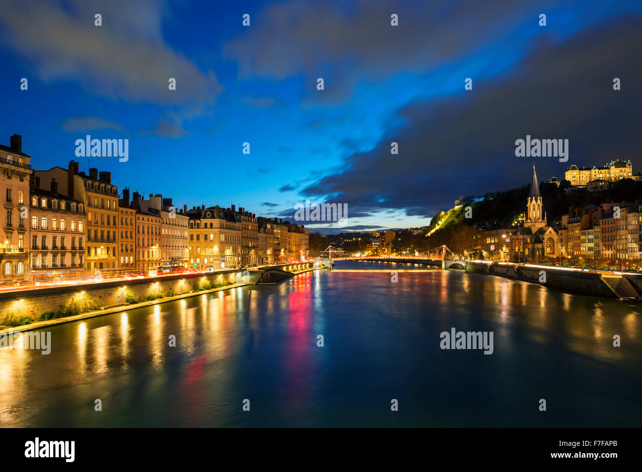 Vista del fiume Saone nella città di Lione alla sera, Francia Foto Stock