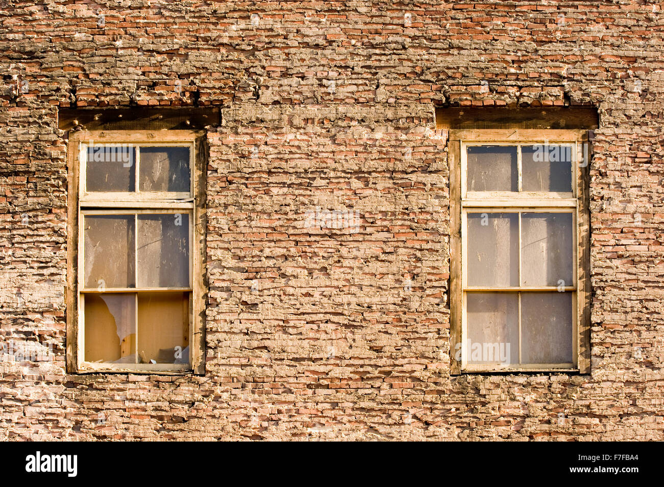 Antiche finestre in 100 anno vecchio muro Foto Stock