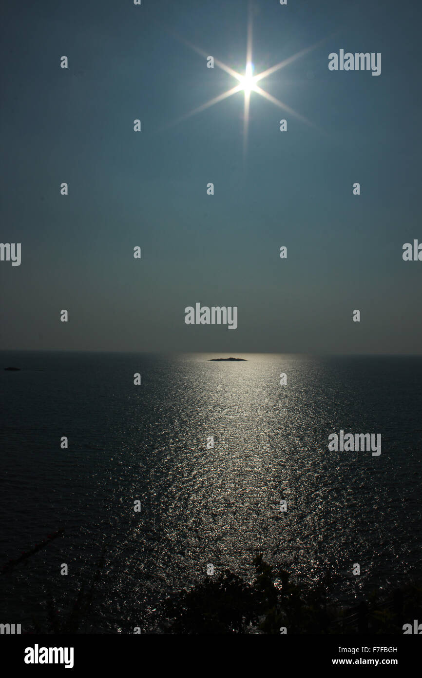 Giornata soleggiata spiaggia Foto Stock