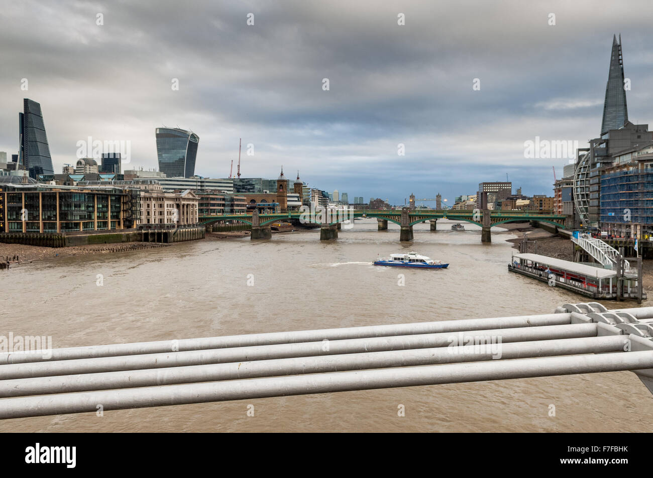 La vista dal Millennium Bridge di Londra che guarda sul fiume Tamigi verso la linea del litorale. Foto Stock