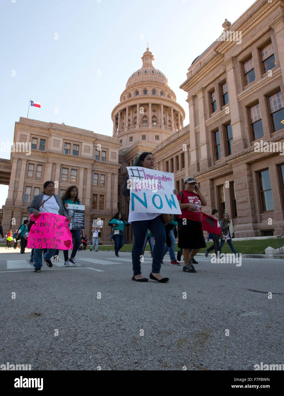 Centinaia di pro-immigrazione dimostranti arrivano al Campidoglio del Texas e della Residenza del Governatore di Austin in Texas Foto Stock