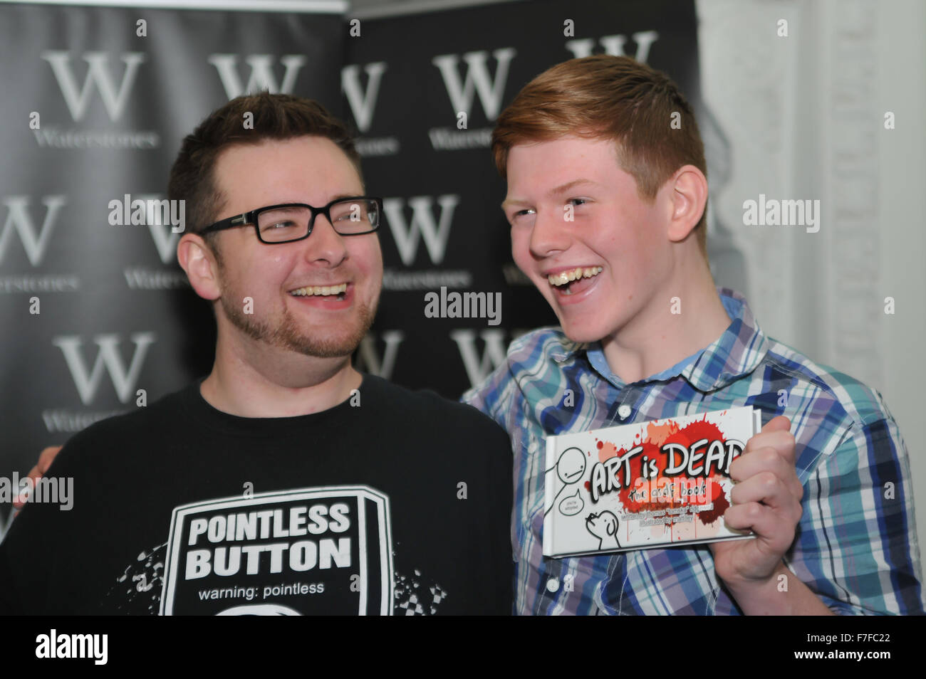 Thomas Ridgewell aka TomSka promozione e di firmare le copie del suo libro "L'Arte è Morta" a Waterstones Birmingham offre: Thomas TomSka Ridgewell, Thomas Ridgewell, TomSka dove: Birmingham, Regno Unito quando: 30 Ott 2015 Foto Stock