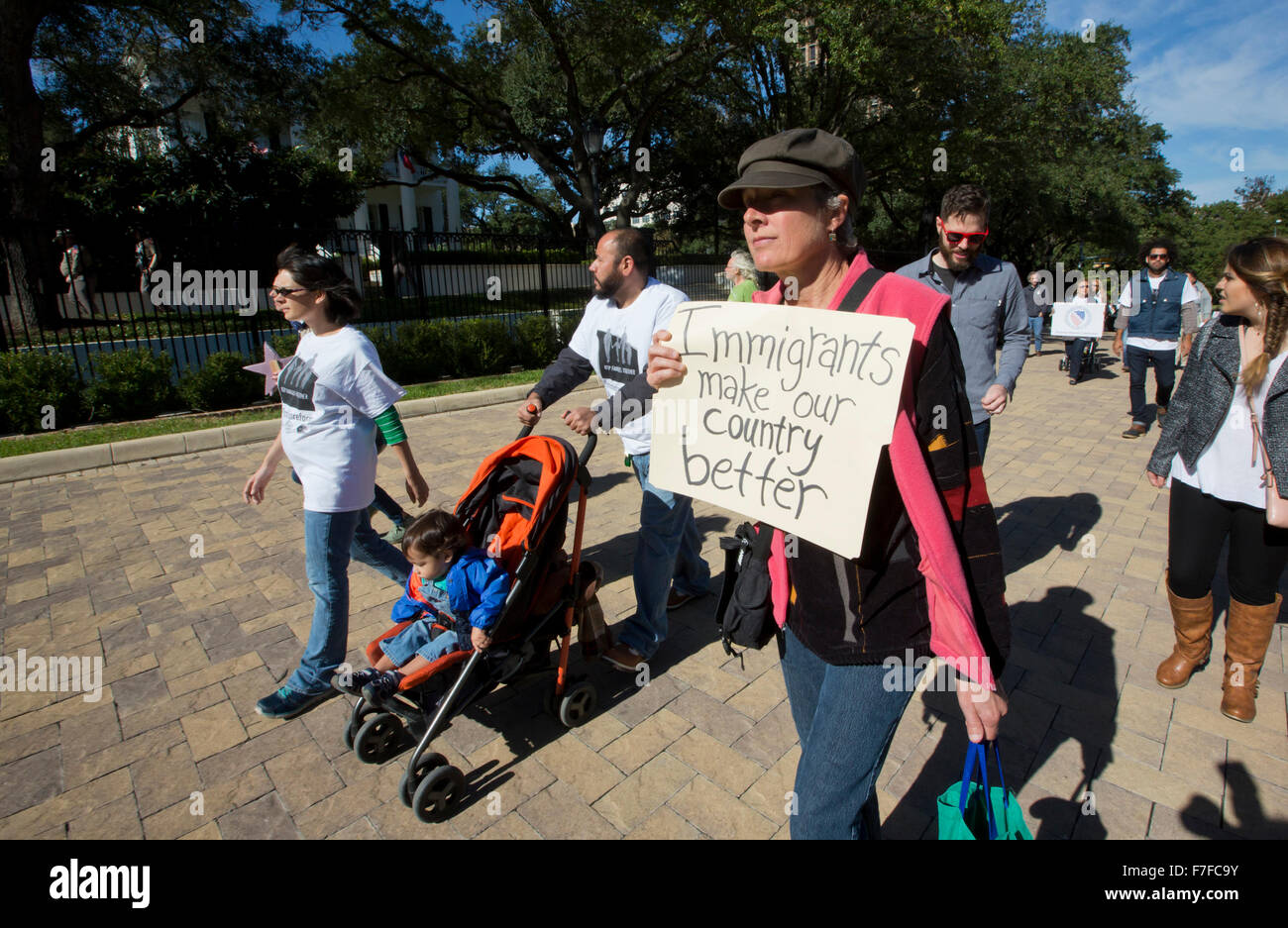 Centinaia di pro-immigrazione dimostranti arrivano al Campidoglio del Texas e della Residenza del Governatore di Austin in Texas Foto Stock