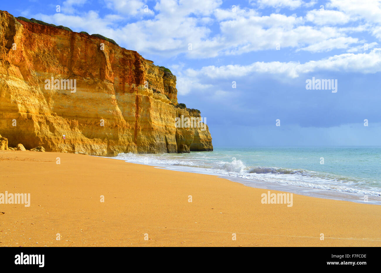 Spettacolari formazioni rocciose sulla spiaggia a Benagil sulla costa di Algarve Foto Stock