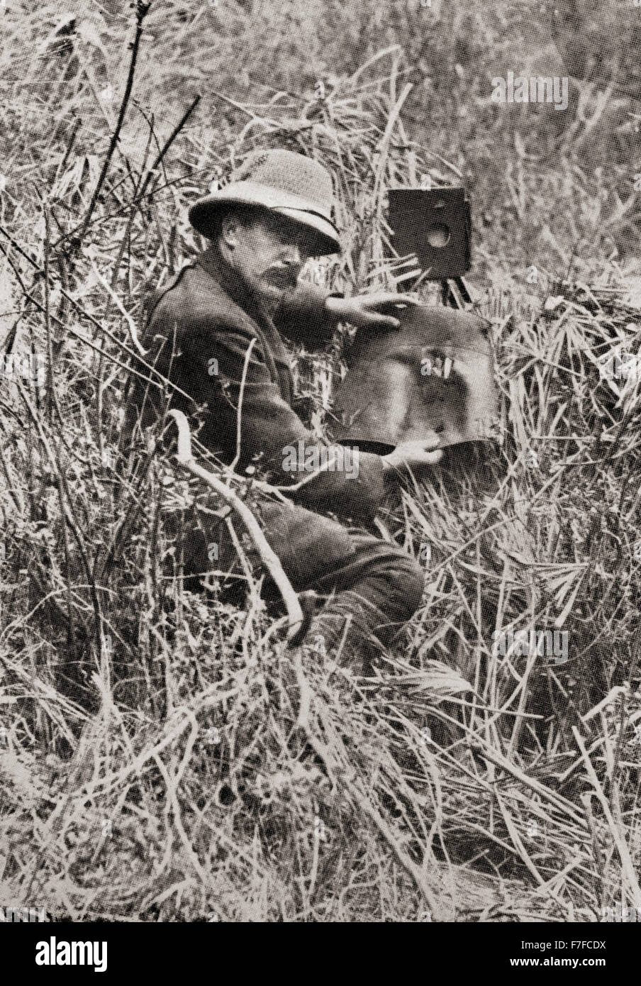 La ciliegia Kearton, 1871-1940. Pioniere inglese Wildlife fotografo e scrittore. Visto qui tenendo un legging che un leone aveva picchiato attraverso durante una delle sue spedizioni africane. Foto Stock