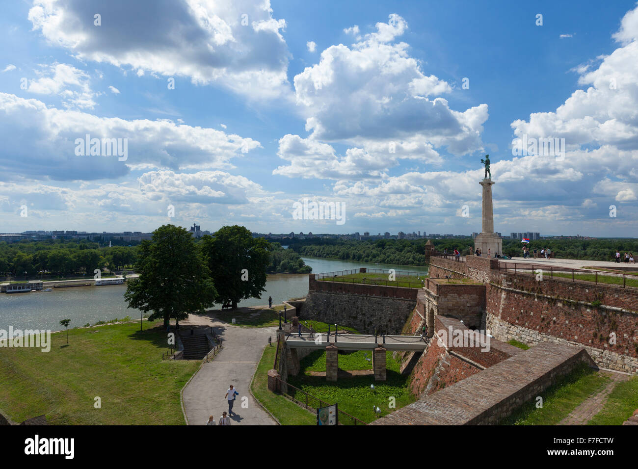 Vista dalla Fortezza di Belgrado che si affaccia sul Danubio, Serbia Foto Stock