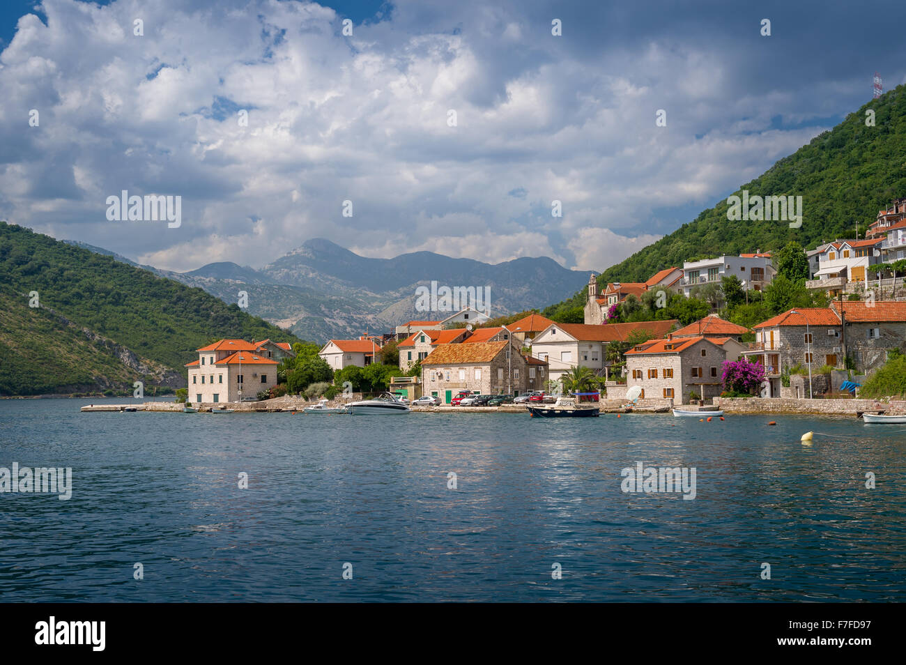 Paesaggio sul modo in traghetto nella Baia di Kotor Foto Stock