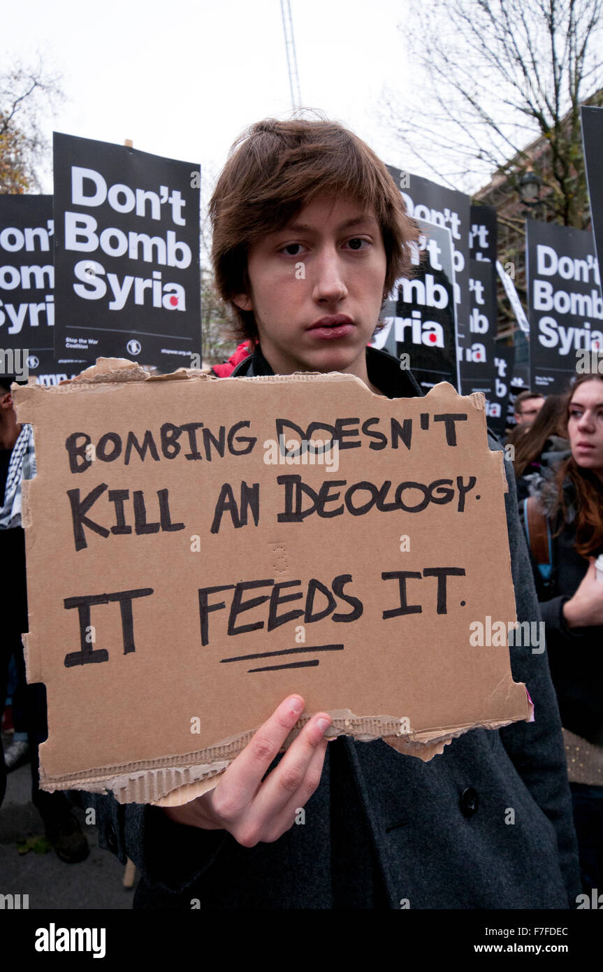 Non attaccare la Siria anti-guerra di protesta e di marzo al di fuori di Downing Street Londra per fermare la guerra Nov 28 2015 Foto Stock