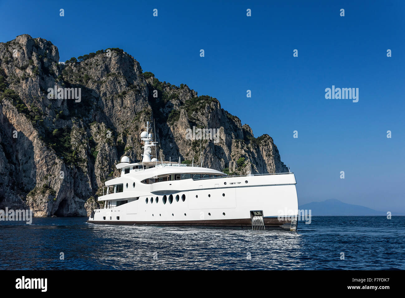 Yacht di lusso ancorata al largo della costa di Capri, isola di Capri, Italia Foto Stock