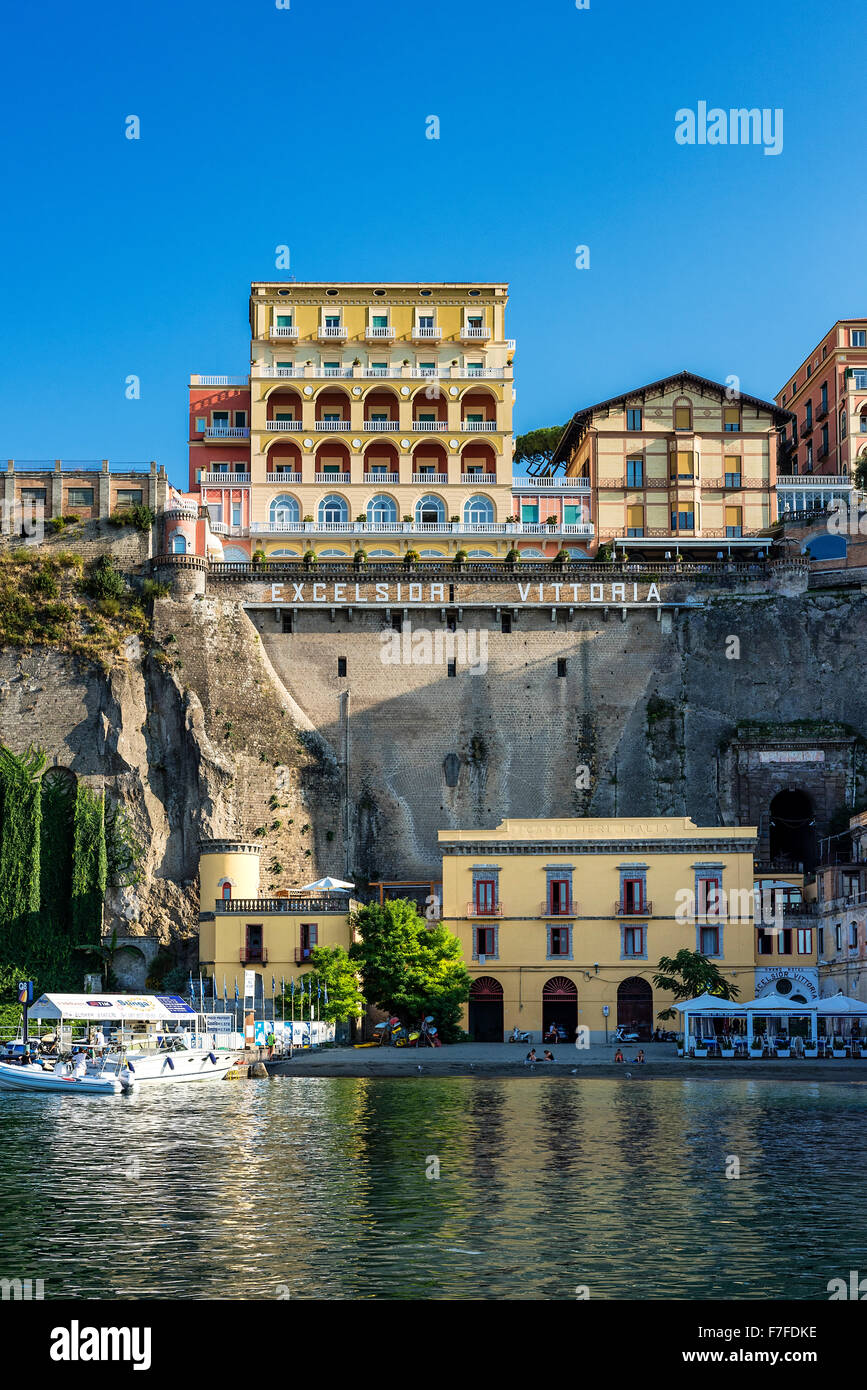 Città di Sorrento come si vede dall'acqua, Napoli, Italia Foto Stock
