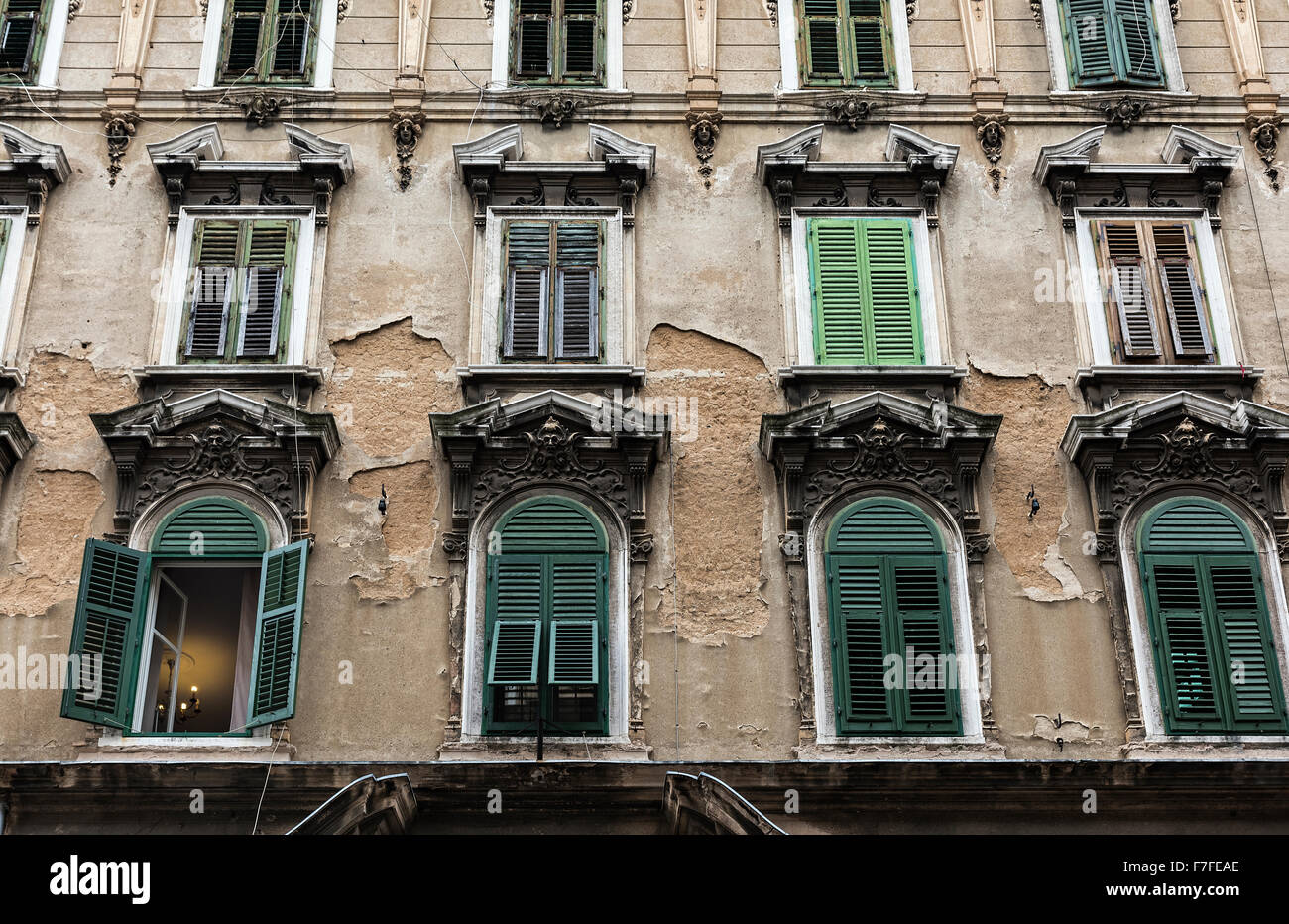 Facciata di edificio con finestre con persiane, Rijeka, Croazia Foto Stock