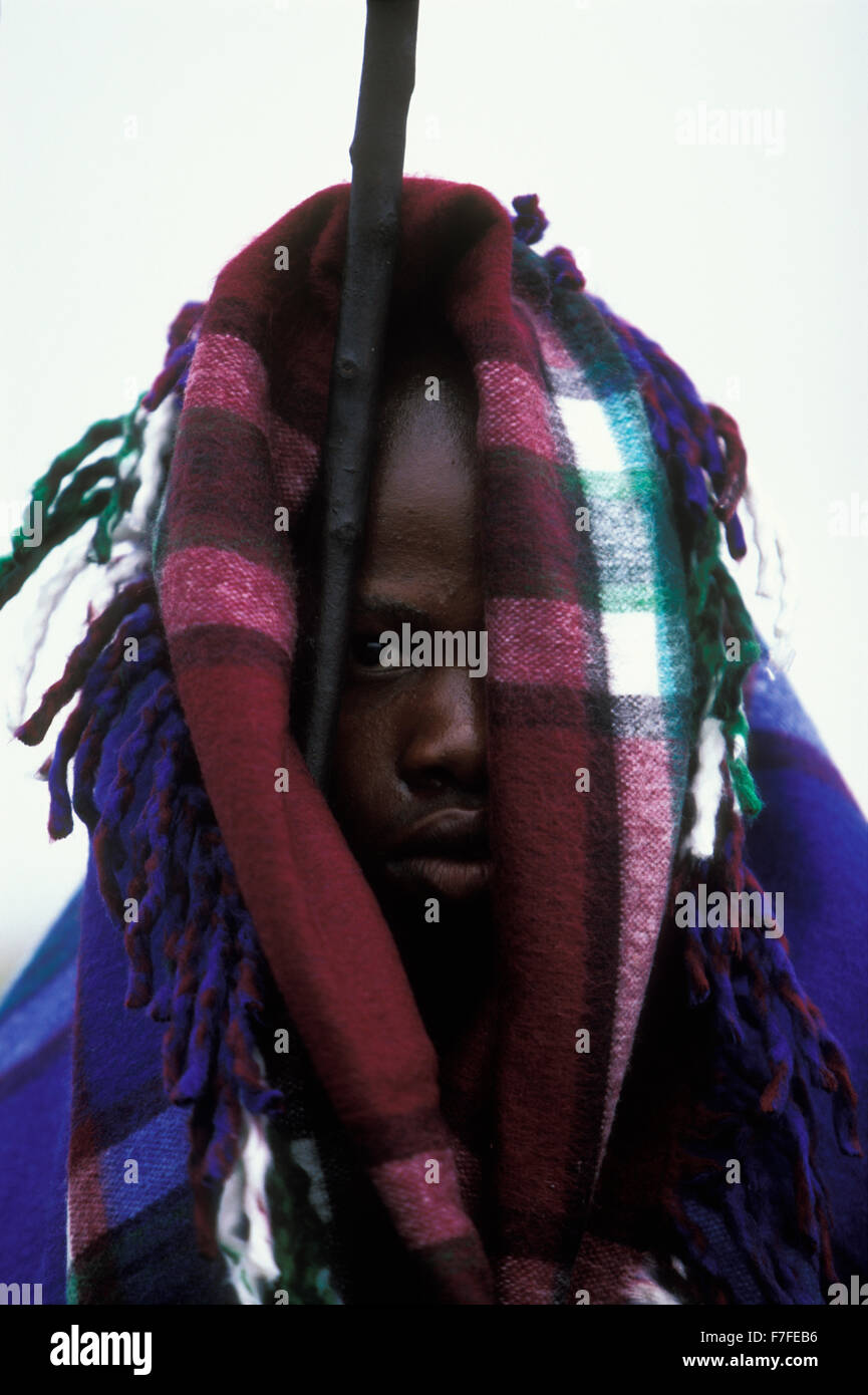 Un giovane Xhosa avviare, passando attraverso il suo homecoming rituale dopo un mese in isolamento, Eastern Cape Province, Sud Africa Foto Stock