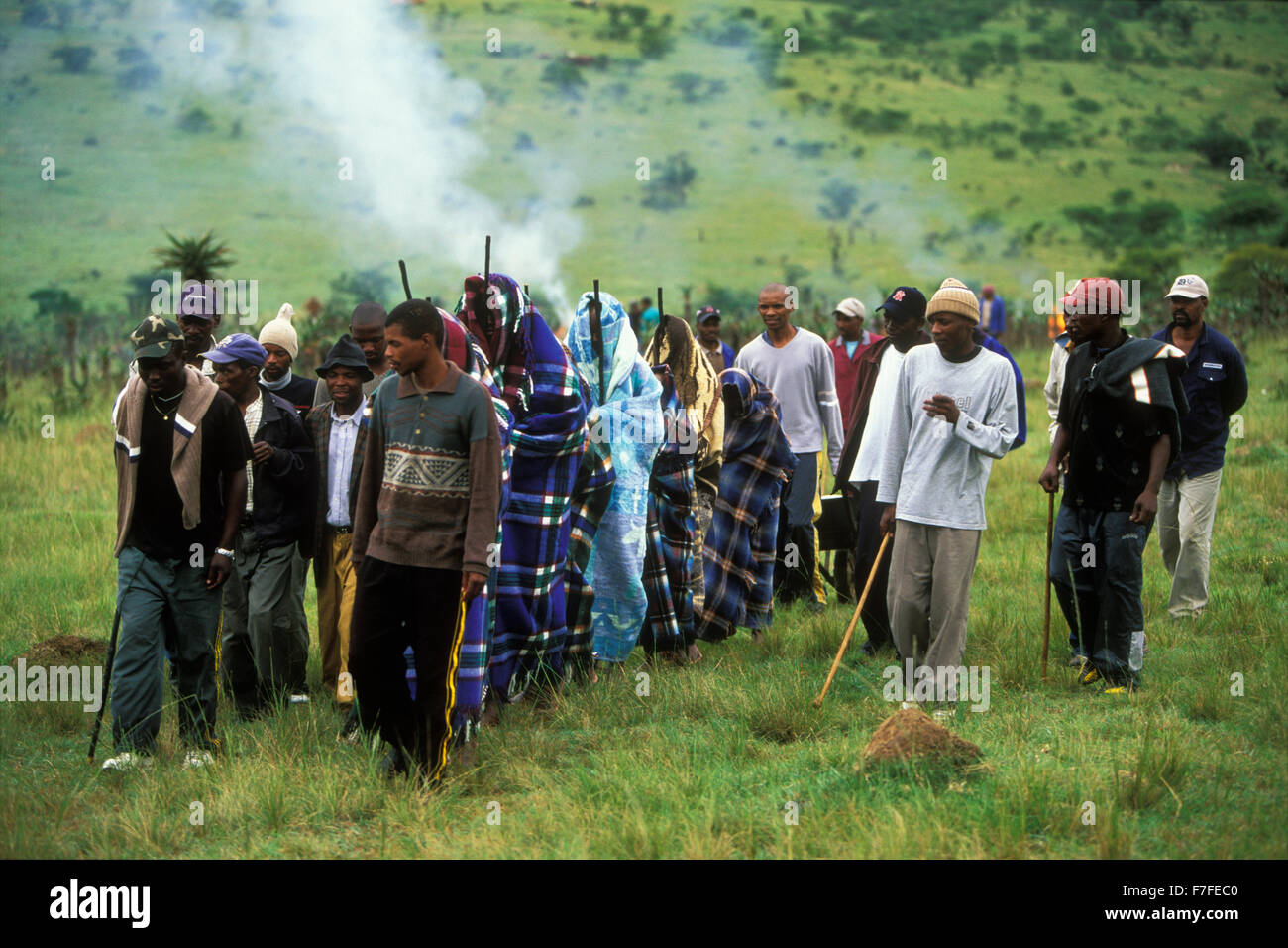 Xhosa maschio inizia a lasciare una apertura camp, dove hanno trascorso un mese in isolamento, Eastern Cape Province, Sud Africa Foto Stock