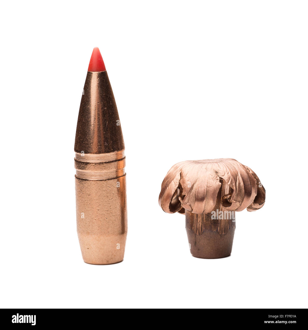 Un moderno mono-metal caccia bullet mostrata nella sua normale e forma espansa Foto Stock