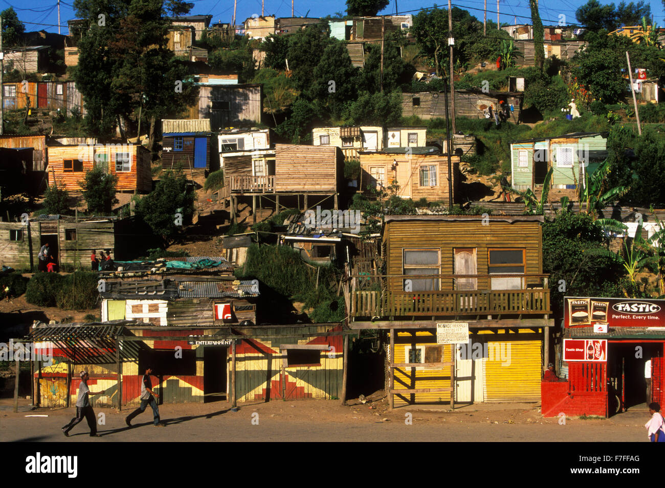 Una baraccopoli alla periferia della cittadina di nero Khayalethu Sud a Knysna, Provincia del Capo Occidentale, Sud Africa Foto Stock