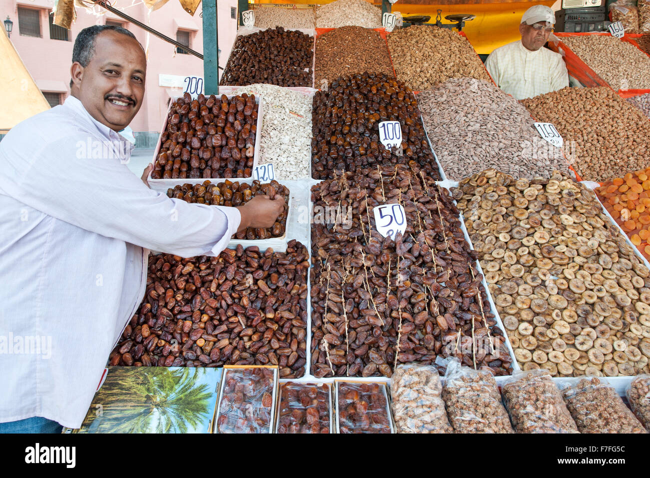 Frutta secca e noci in vendita a Marrakech, Marocco. Foto Stock