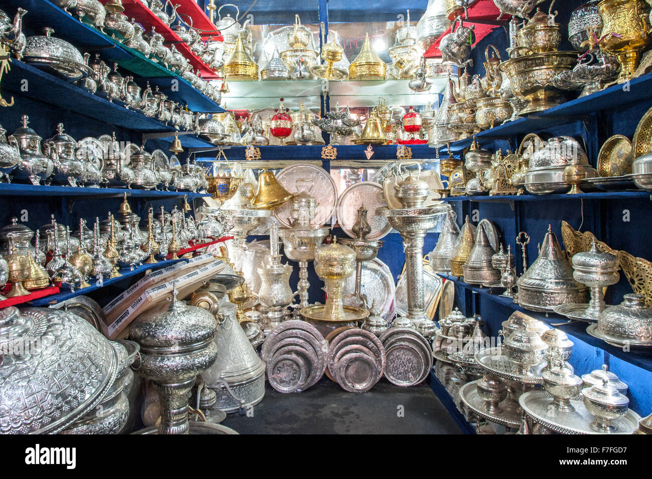 Argenti per la vendita nel souk di Marrakech, Marocco. Foto Stock