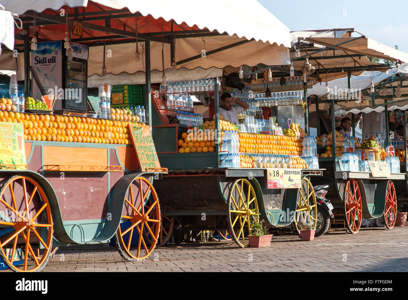 I fornitori di succo di frutta in Piazza Jemaa El Fna a Marrakech, Marocco. Foto Stock