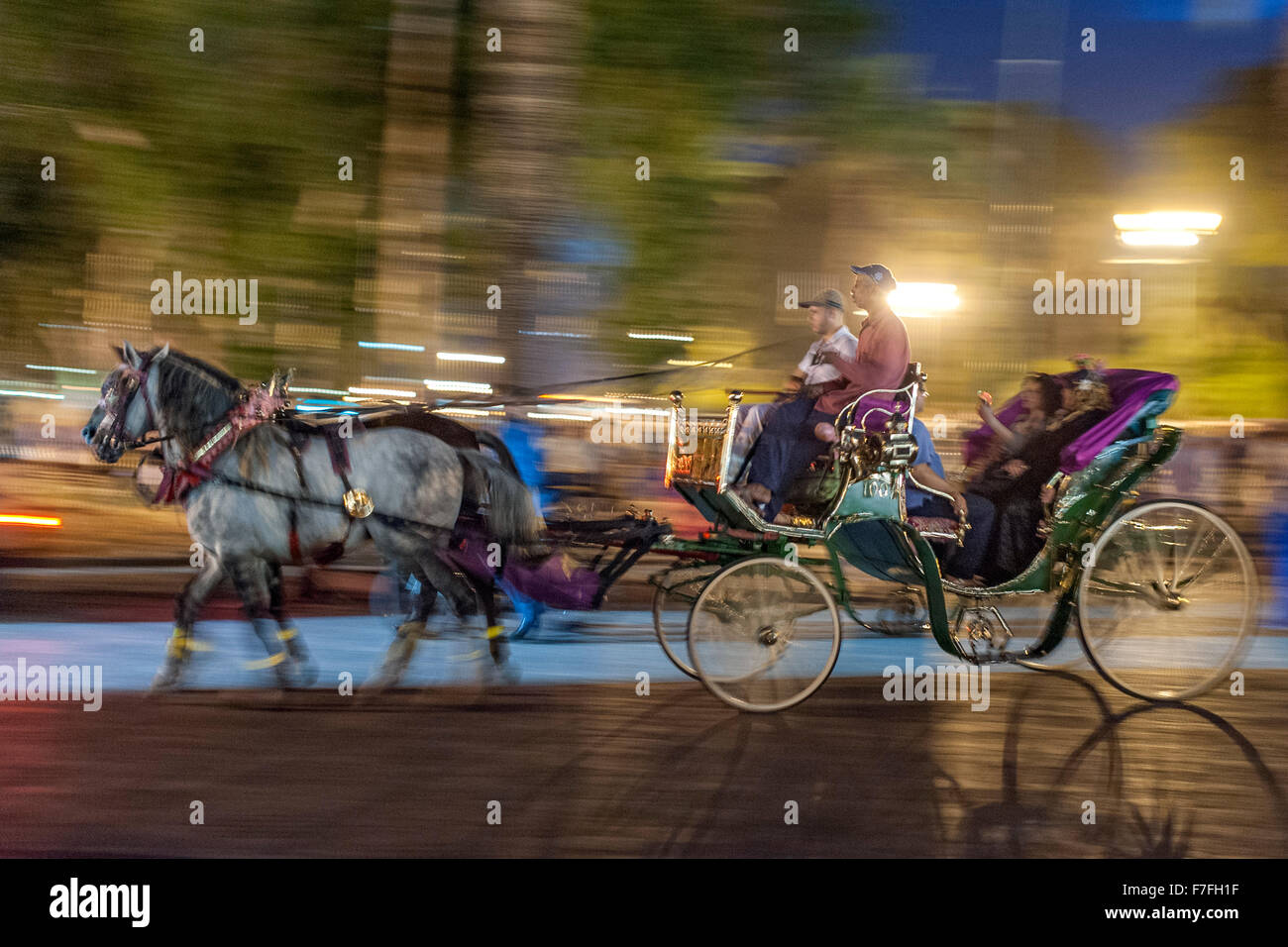 Carro trainato da cavalli in Piazza Jemaa El Fna a Marrakech, Marocco. Foto Stock