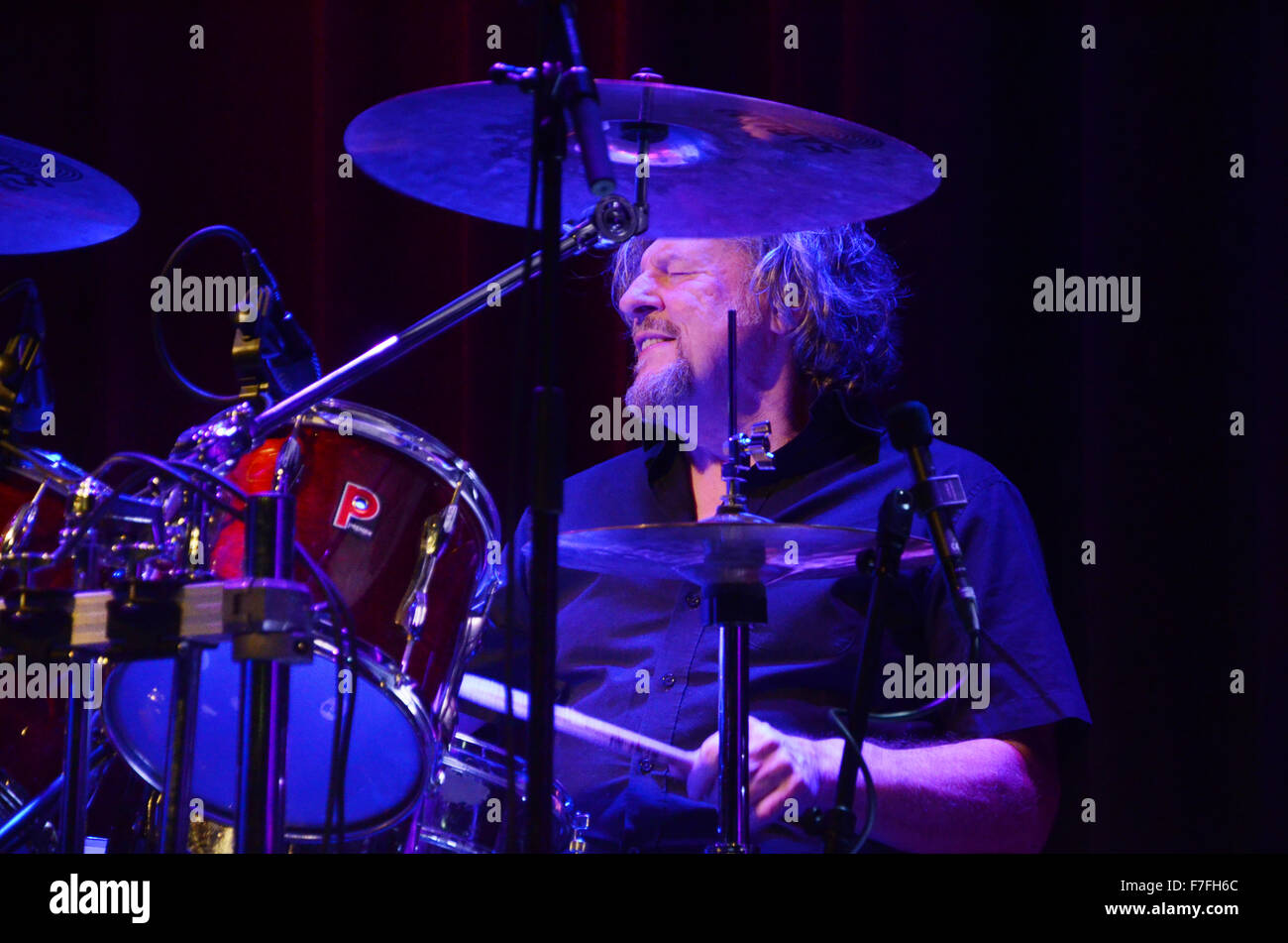 Ted McKenna della banda di amici sul palco Foto Stock