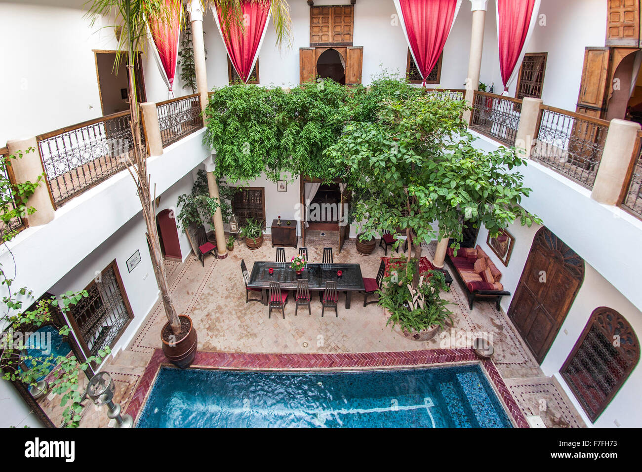 Cortile e piscina di Riad El Zohar, Marrakech, Marocco. Foto Stock