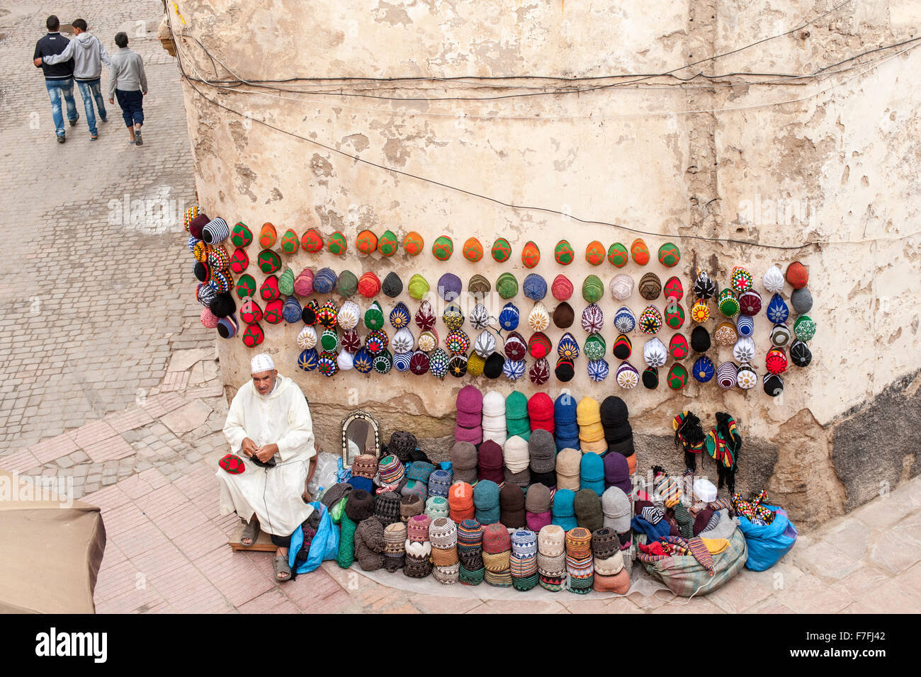 Kufi/fez hat venditore in città vecchia medina di Essaouira, Marocco. Foto Stock