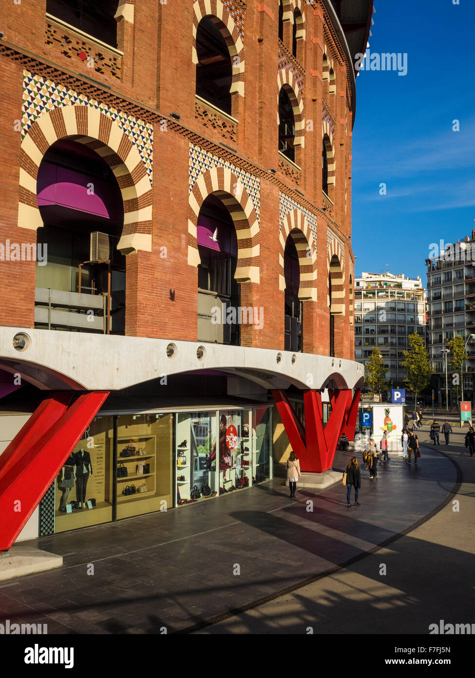 Esterno dell'Arenas de Barcelona shopping complex, Plaça d'Espanya, Barcellona - Catalogna, Spagna Foto Stock