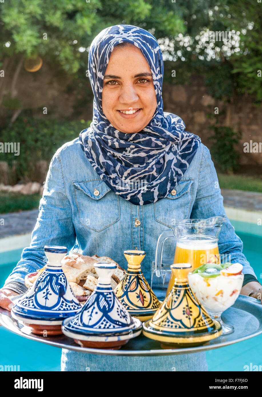 Donna che serve la prima colazione a Rebali Riads in Sidi Kaouki, Marocco. Foto Stock