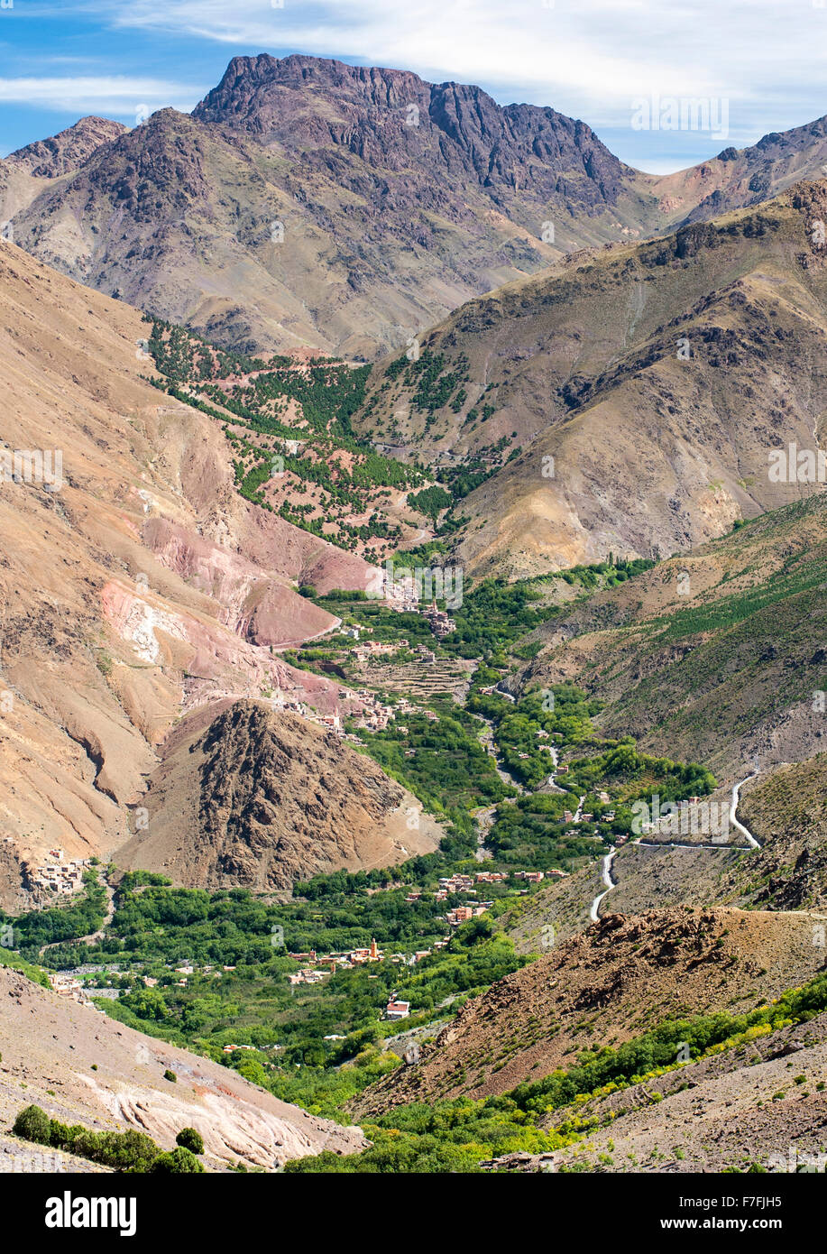 Lo scenario paesaggistico e i villaggi di Ait Souka e Imlil nel montagne vicino in Marocco. Foto Stock
