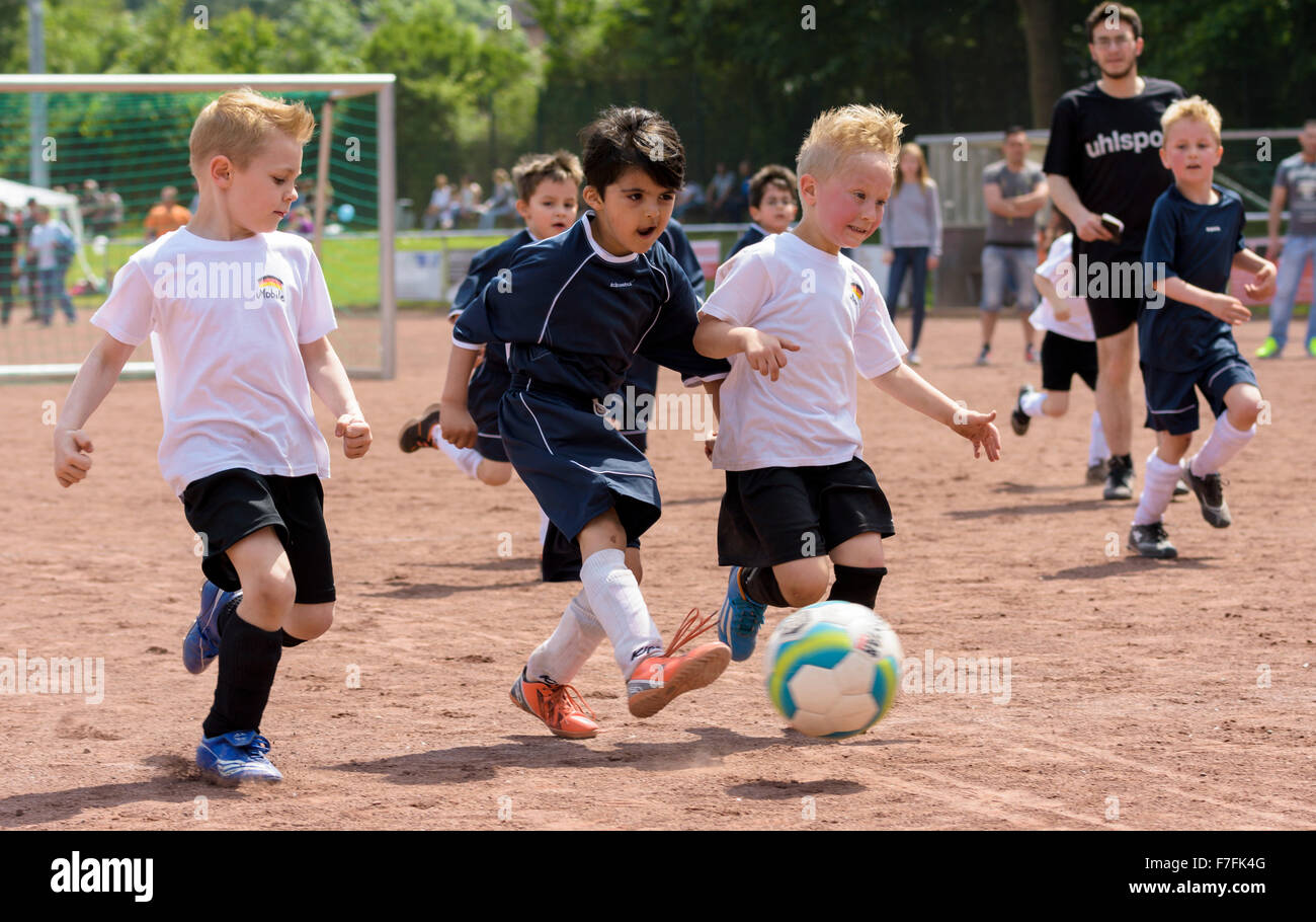 Kindergarten bambini giocare a calcio. Foto Stock