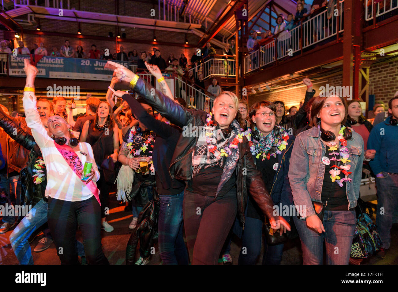 Persone nella zona della Ruhr celebra la "Extraschicht' - La Notte di cultura industriale, qui in corrispondenza del giunto a cantare evento Foto Stock