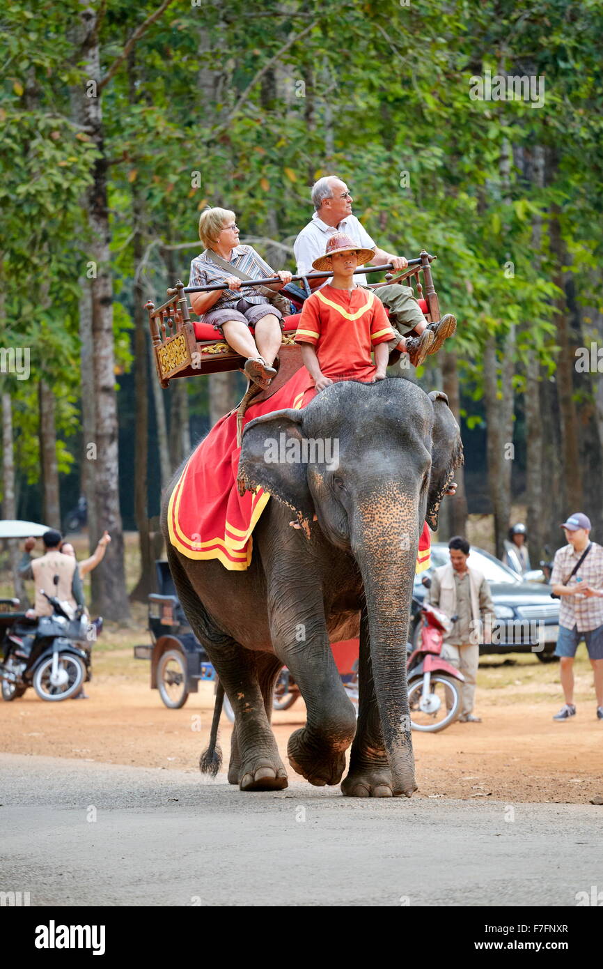 I turisti in elefante, tempio Bayon, Angkor Thom, Cambogia, Asia Foto Stock