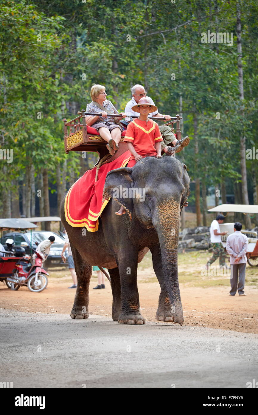 I turisti in elefante, tempio Bayon, Angkor Thom, Cambogia, Asia Foto Stock