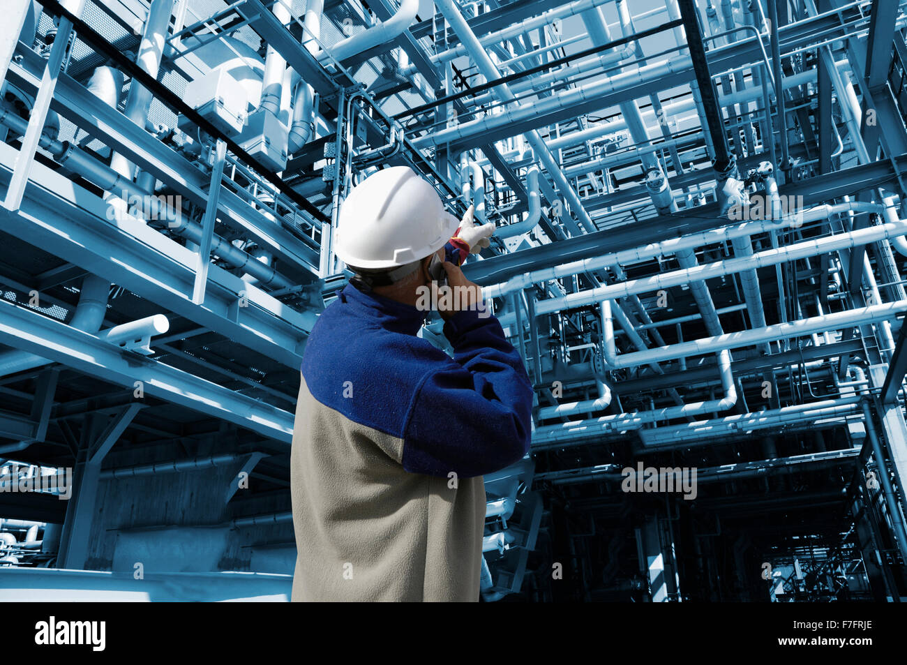Il petrolio e il gas lavoratore all'interno di condutture costruzione Foto Stock
