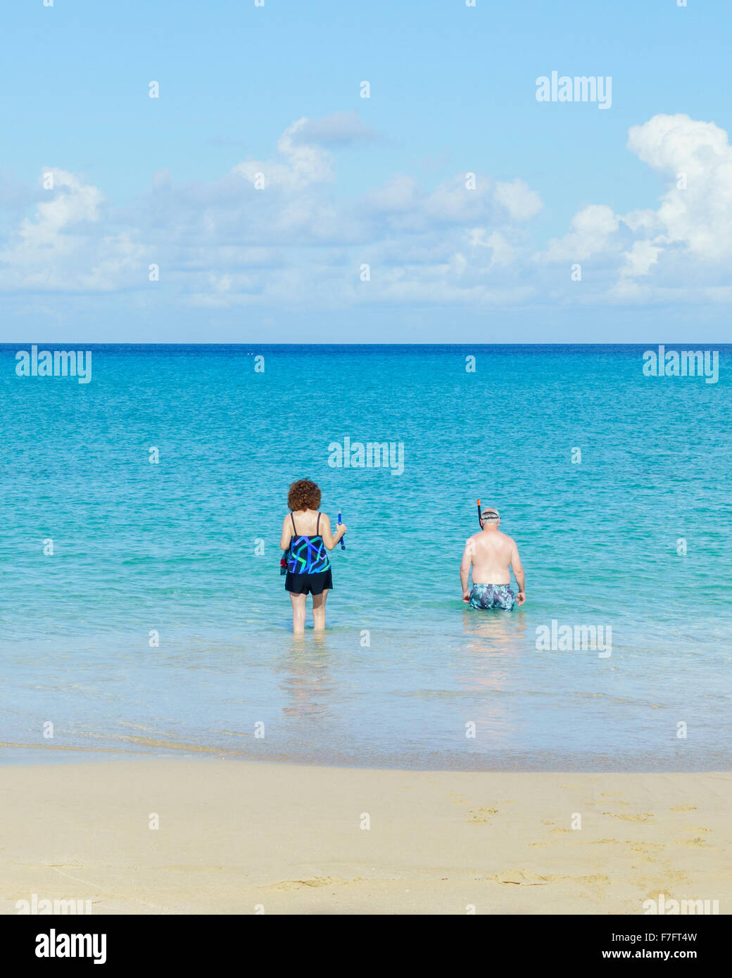 A 50 anno vecchia coppia wade dalla spiaggia e preparatevi a fare snorkeling nel mar dei Caraibi off St. Croix, U.S. Isole Vergini. Isole Vergini Americane, USVI, U.S.V.I. Foto Stock A 50 anno vecchia coppia wade dalla spiaggia e preparatevi a fare snorkeling nel mar dei Caraibi off St. Croix, U.S. Isole Vergini. Isole Vergini Americane, USVI, U.S.V.I. Foto Stock