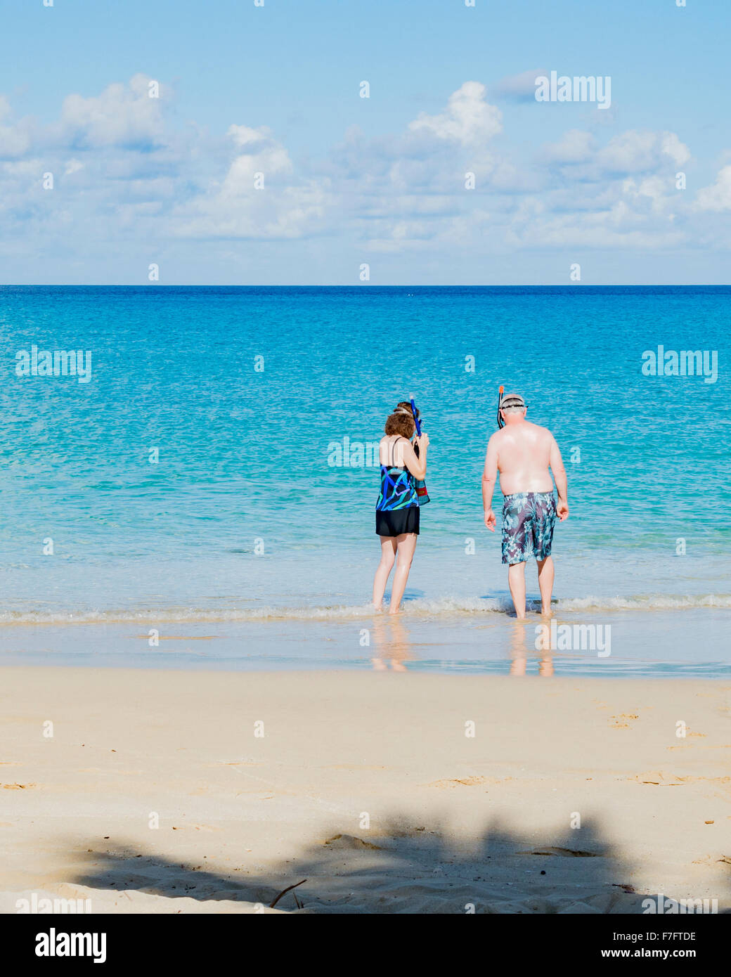 A 50 anno vecchia coppia wade dalla spiaggia e preparatevi a fare snorkeling nel mar dei Caraibi off St. Croix, U.S. Isole Vergini. Isole Vergini Americane, USVI, U.S.V.I. Foto Stock A 50 anno vecchia coppia wade dalla spiaggia e preparatevi a fare snorkeling nel mar dei Caraibi off St. Croix, U.S. Isole Vergini. Isole Vergini Americane, USVI, U.S.V.I. Foto Stock