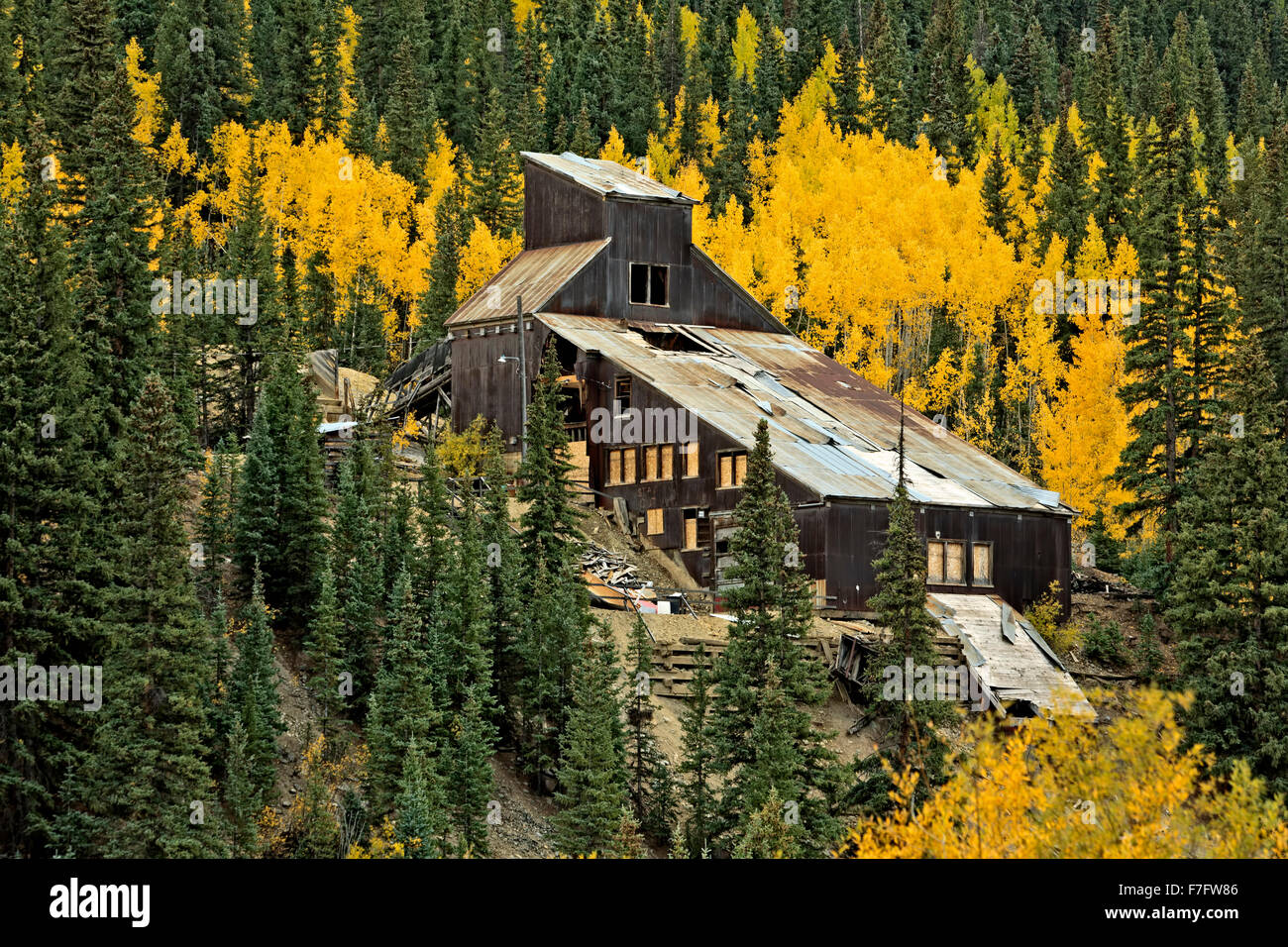 Miniera abbandonata e i colori dell'autunno, San Juan Mountains, vicino Silverton, Colorado, STATI UNITI D'AMERICA Foto Stock